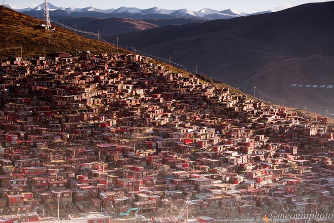 Đứng trên sườn đồi cao và mê mẩn ngắm những dãy nhà độc đáo là nơi ăn ở sinh hoạt của các nhà sư đang rực rỡ trong ánh nắng chiều – một trải nghiệm đáng nhớ của mọi người trong chuyến đi. Đứng trên sườn đồi cao và mê mẩn ngắm những dãy nhà độc đáo là nơi ăn ở sinh hoạt của các nhà sư đang rực rỡ trong ánh nắng chiều – một trải nghiệm đáng nhớ của mọi người trong chuyến đi.